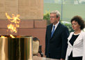 PM Mr Kevin Rudd   with his wife at Amar Jawan Jyoti at India Gate in New Delhi on 12 Nov 2009